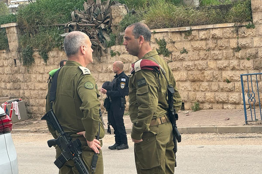מפקדים בזירת חיסול המחבל בחברון (צילום: דובר צה"ל)