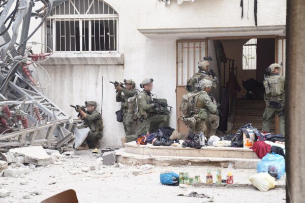 פעילות צה"ל בעזה. אותרו כלי נשק מסוג קלאצ'ניקוב, מדים צבאיים, מחסניות ומסמכים צבאיים (צילום: דובר צה"ל)