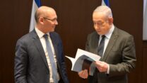 נגיד בנק ישראל פרופ' אמיר ירון נותן לראש הממשלה בנימין נתניהו 
את דו"ח בנק ישראל (צילום: עמוס בן גרשום / לע״מ)
