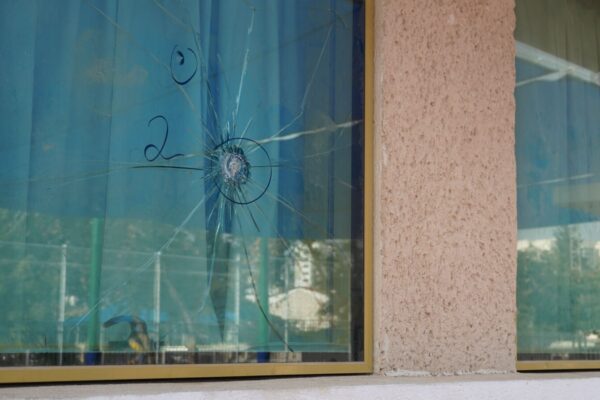 פגיעת כדור בחלון בית הספר היסודי 'מעוז שקמים' בשדרות (צילום: סוניה גרשפט)