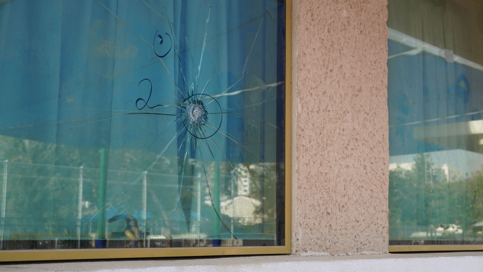 פגיעת כדור בחלון בית הספר היסודי 'מעוז שקמים' בשדרות (צילום: סוניה גרשפט)