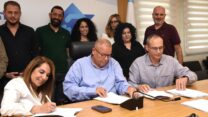 חתימת חוקת העבודה של עובדי הבורסה (צילום: דוברות ההסתדרות)