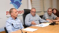 יו"ר ההסתדרות ארנון בר-דוד (במרכז) ויו"ר הסתדרות עובדי המדינה עו"ד אופיר אלקלעי (משמאל) חותמים על ההסכמים (צילום: דוברות ההסתדרות)