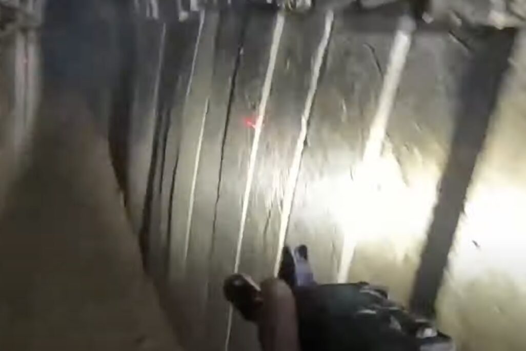 תיעוד ממצלמת הקסדה של אחד הלוחמים בתוך מנהרת טרור ברצועה (צילום: דובר צה״ל)