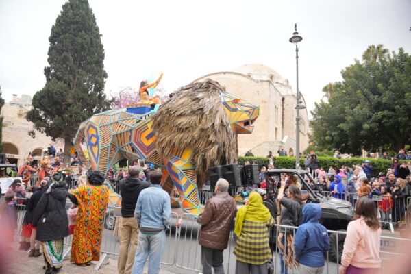 אריה שואג, סמל העיר ירושלים, בתהלוכת 'פורים מאוחדים' (צילום: דוברות עיריית ירושלים)