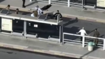 המחבל המנוטרל בזירת הפיגוע בבאר שבע (צילום: מתוך סרטון בטלגרם, לפי סעיף 27 א'  לחוק זכויות יוצרים)