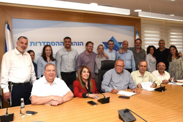 חתימת הסכם קיבוצי לעובדי נת"ע (צילום: דוברות ההסתדרות)