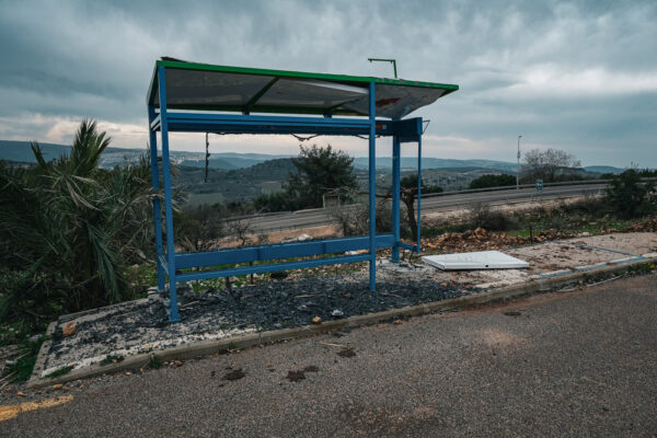 תחנת אוטובוס הרוסה ליד נטועה (צילום: דוד טברסקי)