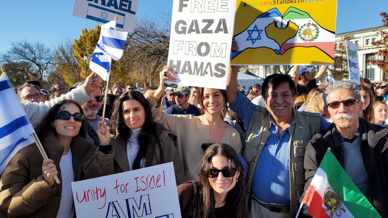 רזא פרנוד (שני מימין) בהפגנת סולידריות עם ישראל בוושינגטון די.סי. (צילום: אלבום פרטי)