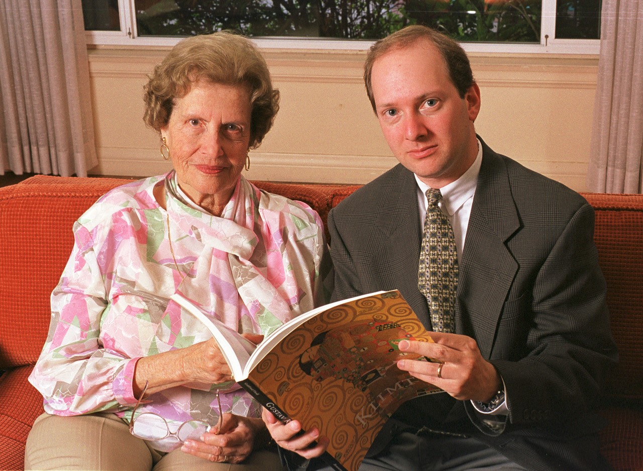 עו&quot;ד רנדי שנברג עם מריה אלטמן. השיב את התמונות של גוסטב קלימנט שנגזלו (צילום: קורל וולטר)