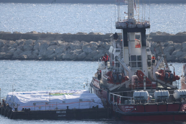 הספינה 'Open Arms' יוצאת מהנמל בלרנקה, קפריסין, עם מזון לעזתים (צילום:  REUTERS/Yiannis Kourtoglou)