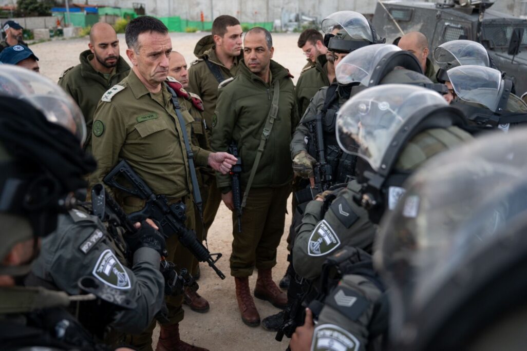 הרמטכ"ל הרצי הלוי בסיור במרחב בנימין ביהודה ושומרון (צילום: דובר צה"ל) הרמטכ"ל הרצי הלוי בסיור במרחב בנימין ביהודה ושומרון (צילום: דובר צה"ל)