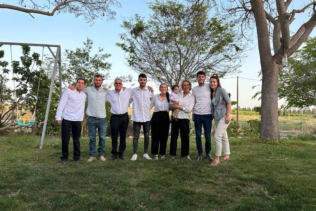 דורון צמח ומשפחתו בפסח האחרון (צילום: אלבום פרטי)