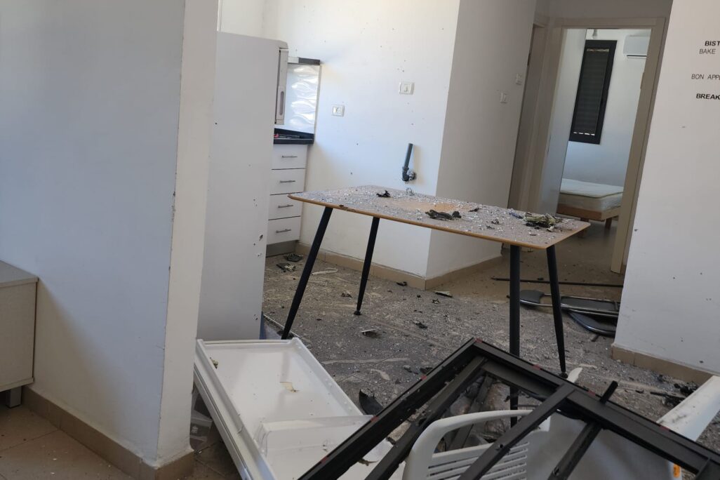הרס מפגיעת רקטה בדירה בקריית שמונה (צילום: דוברות העירייה)