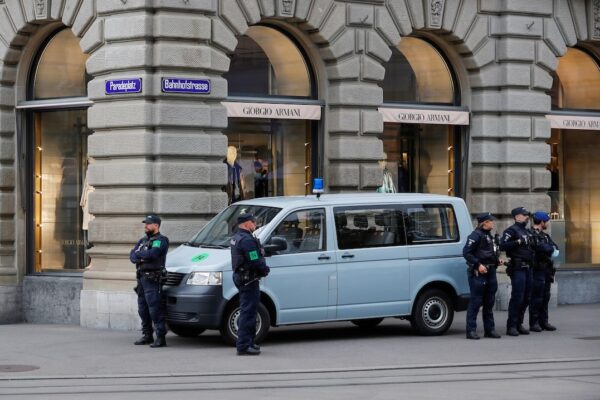 אנשי משטרה בציריך, שוויץ (צילום: REUTERS/Arnd Wiegmann)