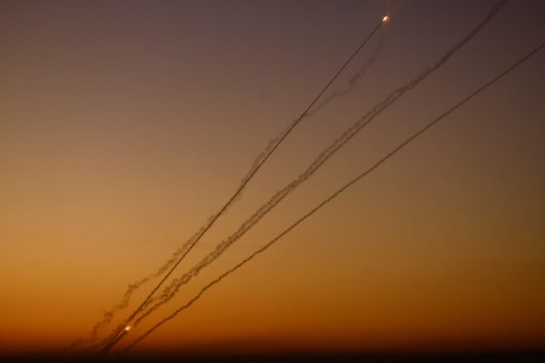 ירי רקטות מרצועת עזה (צילום: REUTERS/Clodagh Kilcoyne)