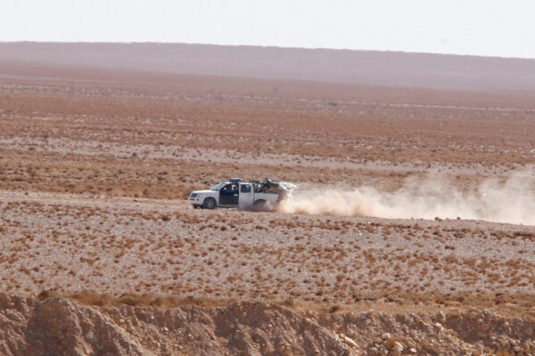 רכב של הצבא העיראקי מפטרל בשממה בגבול שבין עיראק לסוריה, נובמבר 2007. &quot;בניגוד לעיראק, בעזה לא יהיו למשטר אזורים בטוחים מעבר לגבול, אלא אם נשאיר את רפיח&quot; (צילום: REUTERS/ Khaled al-Hariri)