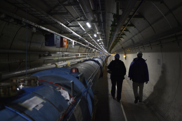 מדענים בתוך אחת המנהרות שמרכיבות את מאיץ החלקיקים CERN שבשוויץ, 2013 (צילום ארכיון: REUTERS)