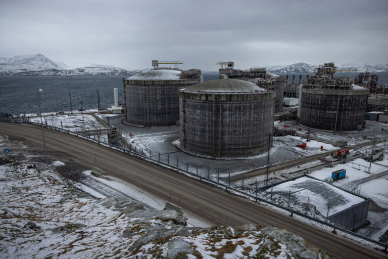 מפעל האמרפסט LNG. הממשלה התחייבה לצמצם את הפליטות ב-55% לעומת 1990 עד 2030 (צילום: REUTERS/Lisi Niesner)