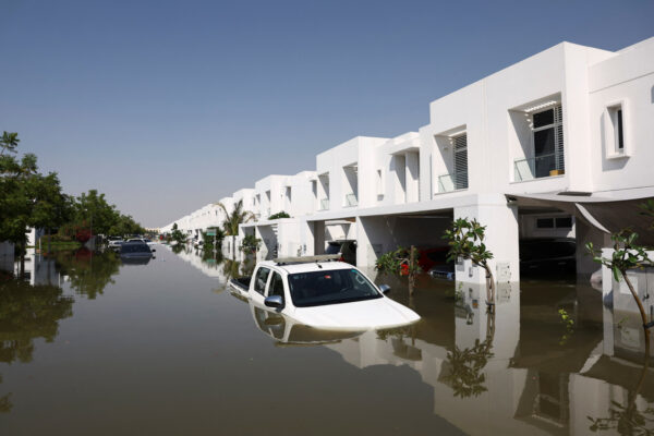מכוניות שקועות תחת המים בשכונת דירות יוקרה בדובאי בעקבות השיטפונות שפקדו את המדינה (צילום: REUTERS/Amr Alfiky)