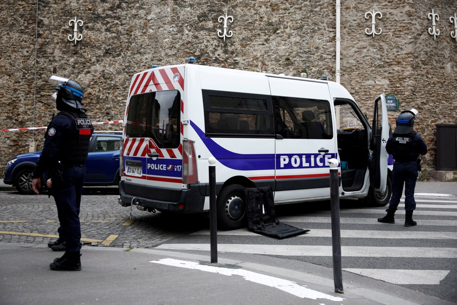 שוטרים וניידת משטרה סמוך לקונסוליה האיראנית בפריז, באירוע בו אדם איים לפוצץ את עצמו (צילום: REUTERS/Benoit Tessier(