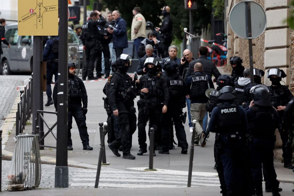 שוטרים סמוך לקונסוליה האיראנית בפריז, באירוע בו אדם איים לפוצץ את עצמו (צילום: REUTERS/Benoit Tessier(