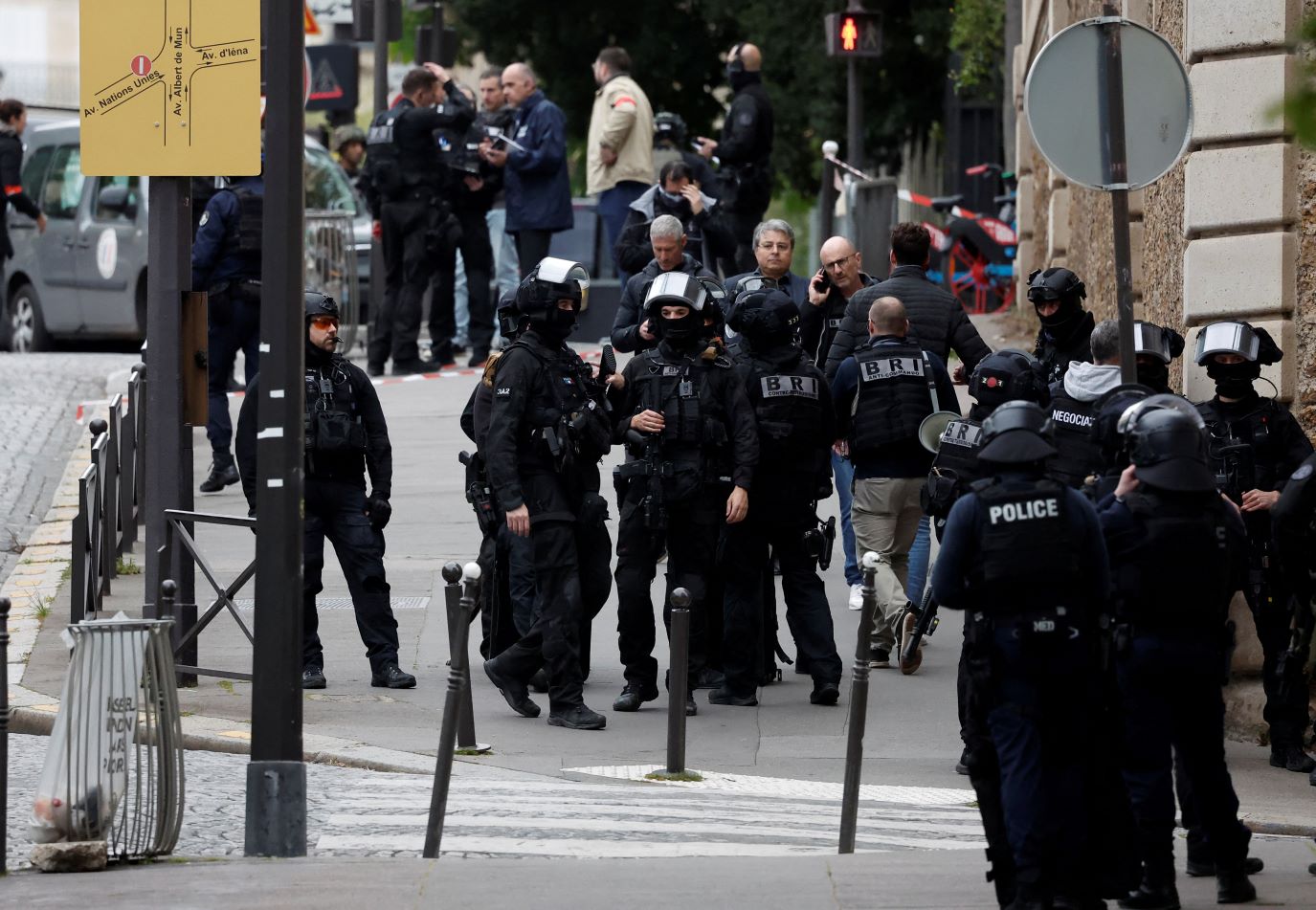 שוטרים סמוך לקונסוליה האיראנית בפריז, באירוע בו אדם איים לפוצץ את עצמו (צילום: REUTERS/Benoit Tessier(