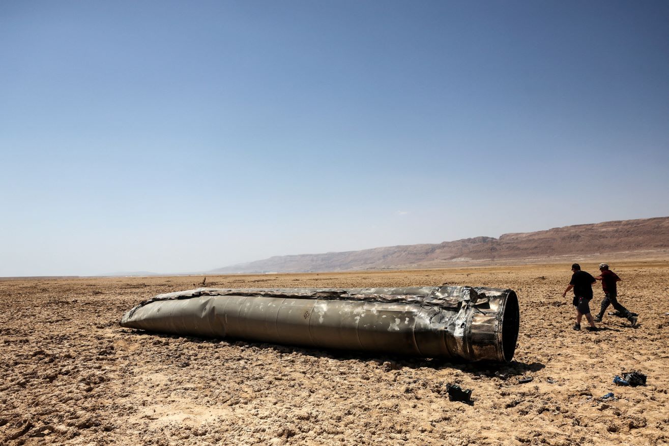 שרידי טיל איראני באזור ים המלח (צילום: REUTERS/Ronen Zvulun)