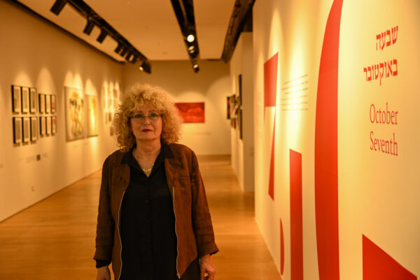 ד"ר אורית שוחם-גובר, אוצרת מוזיאון "אנו" לתולדות העם היהודי, על רקע תערוכת ה-7 באוקטובר (צילום: אור גואטה)