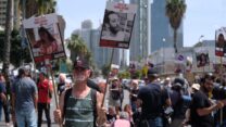 מפגין מול ישיבת קבינט המלחמה בקריה (צילום: דוד טברסקי)