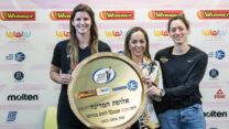 הילה קניסטר בר-דוד יו"ר מנהלת ליגת העל לנשים בכדורסל, עם קפטנית אליצור רמלה עדן רוטברג וקפטנית הפועל לב ירושלים אליסה בארון (צילום: עודד קרני, מנהלת ליגת העל לנשים בכדורסל)