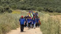 צעדת חניכי הקינים הדרוזיים לקבר הנביא יתרו (נבי שועייב) (צילום: מעגל הקינים הדרוזיים, הנוער העובד והלומד)