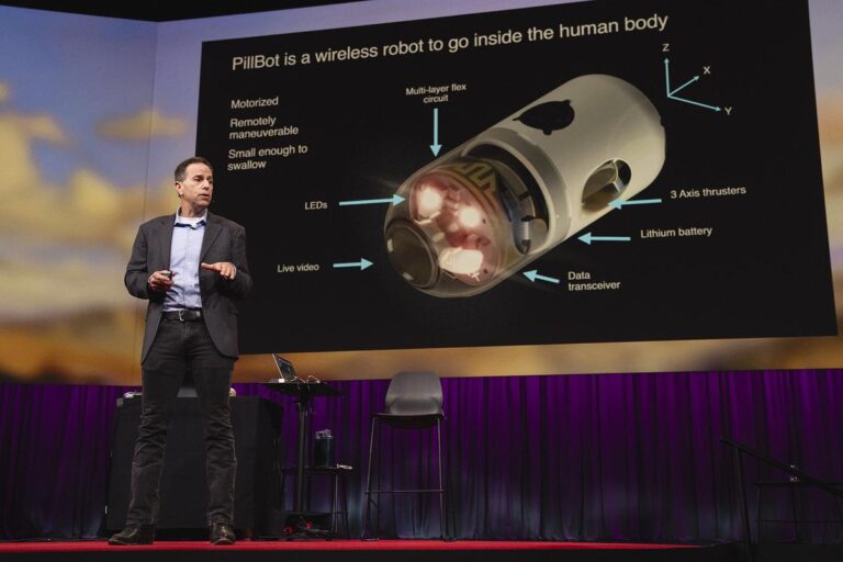 אלכס לובאקה, יזם ומהנדס בחברת אנדיאטקס, מציג את גלולת הפילבוט בהרצאת טד בקנדה (Photo: Jason Redmond / TED