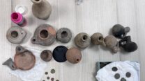 פריטי עתיקות גנובים (צילום: דוברות המשטרה)