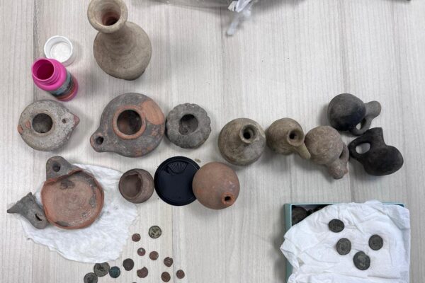 פריטי עתיקות גנובים נתפסו במונית סמוך לדהריה