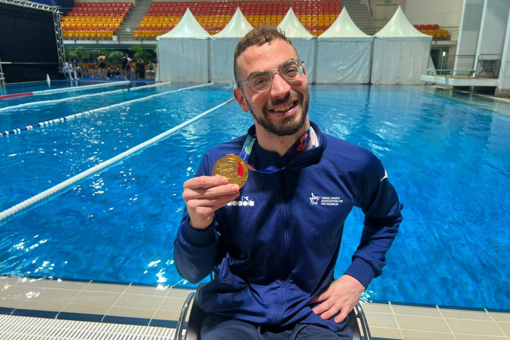 עמי דדאון עם מדליית הזהב באליפות אירופה בשחייה פראלימפית (צילום: אסנת פליס דואר)