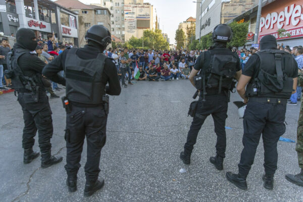 שוטרים פלסטיניים בהפגנה. השתייכות כפולה (AP Photo/Nasser Nasser)