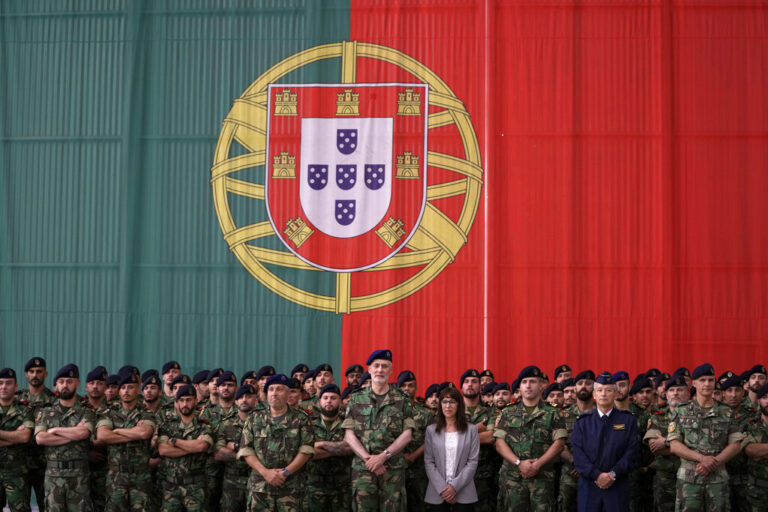 חיילים בחיל הים של פורטוגל מצטלמים על רקע הדגל. קריאה לגיוס חובה לא מביאה בוחרים (צילום: AP hoto/Armando Franca)