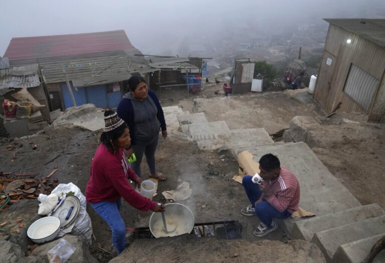 בטיקליו צ'יקו, ליד לימה בירת פרו, מסתפקים בדייסה. המדינות שמתרחשים בהן הכי הרבה עימותים חברתיים הן גם הסובלות מהפערים הכלכליים הגדולים ביותר (צילום: AP Photo/Martin Mejia)