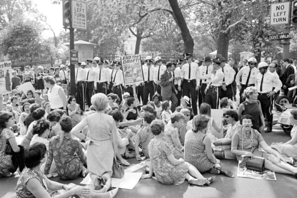 שביתת נשים נגד מלחמת וייאטנם מחוץ לבית הלבן, ספטמבר 1967. למרות המחאה, רוב האמריקאים קיבלו הפצצות נרחבות שפוגעות באוכלוסייה האזרחית (צילום ארכיון: AP Photo)