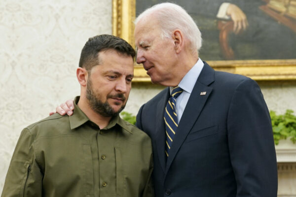 נשיא ארצות הברית ג'ו ביידן ונשיא אוקראינה וולודימיר זלנסקי, בביקורו של זלנסקי בוושינגטון, ספטמבר 2023 (צילום: AP Photo/Evan Vucci, File)