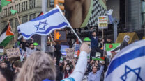 הפגנה של תומכי ישראל מול פרו-פלסטיניים בניו יורק (צילום: AP Photo/Bebeto Matthews)