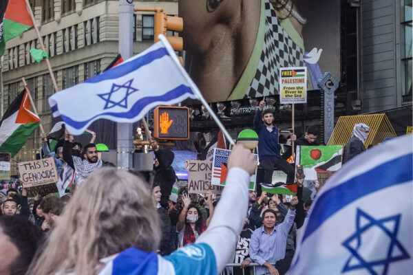 הפגנה של תומכי ישראל מול פרו-פלסטיניים בניו יורק (צילום: AP Photo/Bebeto Matthews)