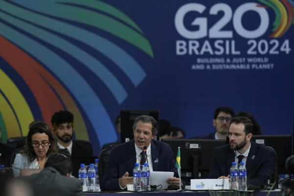שר האוצר הברזילאי פרננדו חדד במפגש ה-G20 (צילום: AP/Andre Penner)