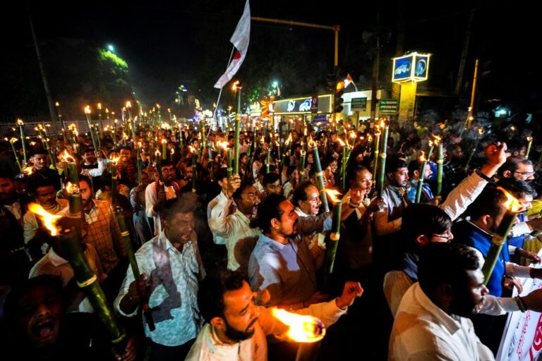 הפגנה של סטודנטים מארגון אל-אסם נגד חוק האזרחות שמקדם ראש ממשלת הודו, נרנדרה מודי, שצפוי להפלות מהגרים מוסלמים ובני מיעוטים אחרים בקבלת אזרחות, בגווהארי, הודו (צילום: AP Photo/Anupam Nath)