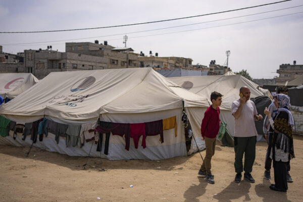 משפחת עקורים פלסטיניים במחנה אוהלים ברפיח (צילום: AP)