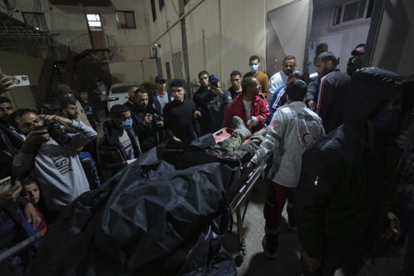 הרס בדיר אל בלח במרכז רצועת עזה, בה דווח כי עובדי ארגון סיוע בינלאומי נהרגו מתקיפה אווירית (צילום: AP/Abdel Karim Hanna)