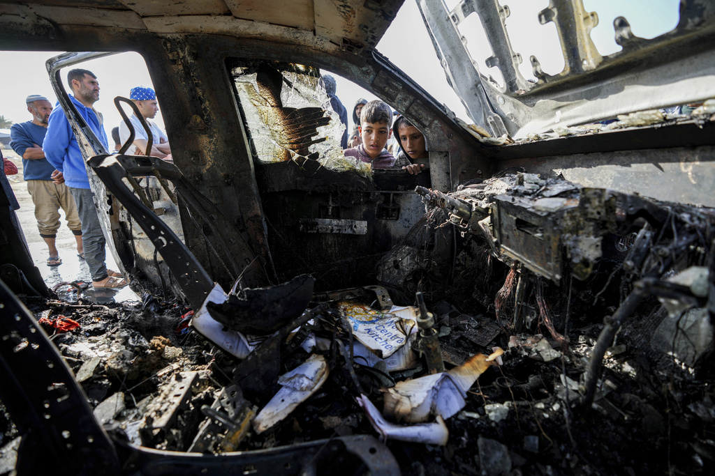 הרס בדיר אל בלח במרכז רצועת עזה, בה דווח כי עובדי ארגון סיוע בינלאומי נהרגו מתקיפה אווירית (צילום: AP/Abdel Karim Hanna)