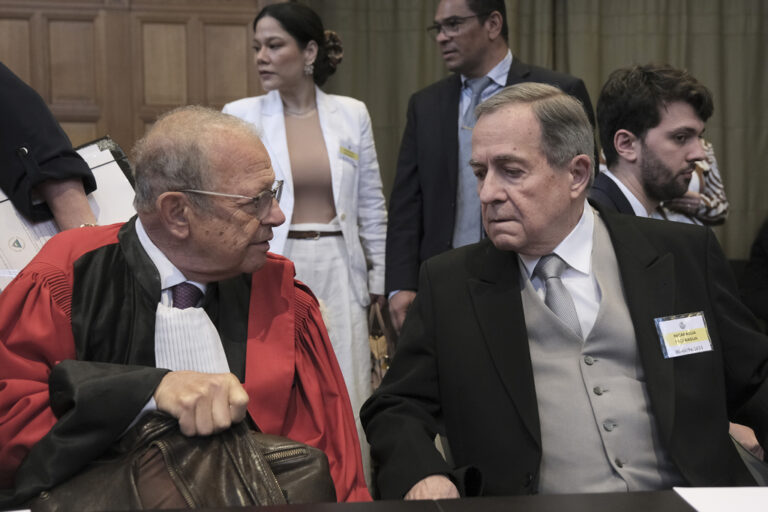 שגריר ניקרגואה באו&quot;ם, קרלוס חוסה ארגואלו גומז (מימין), ועו&quot;ד אלן פלט, שמייצג את ניקרגואה בשימוע בבית המשפט הבינלאומי בהאג, בתביעה נגד גרמניה (צילום: AP Photo/Patrick Post)