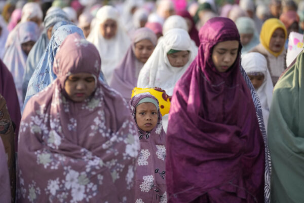 עיד אל-פיטר בג'קארטה, בירת אינדונזיה, אתמול (צילום: AP Photo/Dita Alangkara)